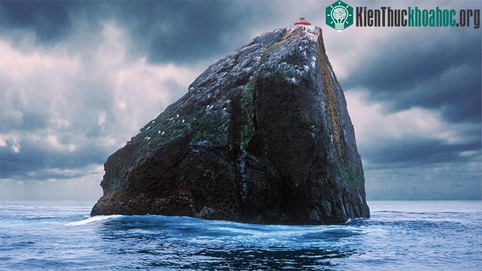 Rockall là phần nhô lên mặt nước của một ngọn núi lửa xưa kia.