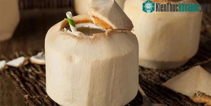Nước dừa có thể có tác dụng nhuận tràng ở một số người nếu tiêu thụ lượng lớn.
