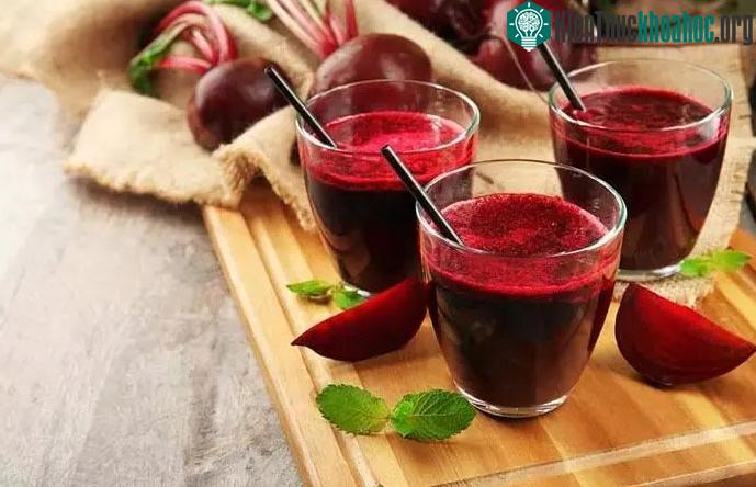 Củ dền rất giàu axit oxalic và có thể góp phần hình thành sỏi.