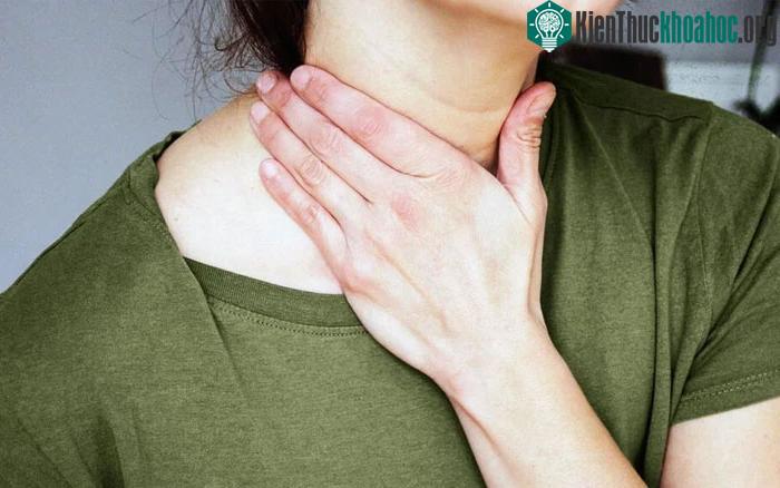 Ngứa họng do dị ứng có thể được điều trị giảm nhẹ tại nhà.