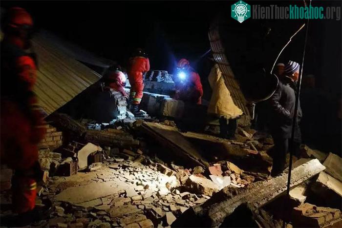 Trận động đất xảy ra do sự va chạm của các mảng kiến tạo Ấn Độ - Australia và Á - Âu.