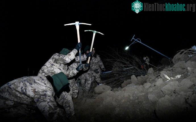Hiện trường trận động đất khiến hơn 100 người chết tại Trung Quốc: Cứu hộ xuyên đêm tìm người bị vùi lấp ảnh 11