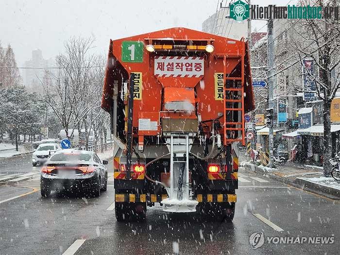 Một máy xúc tuyết đang hoạt động ở Suwon, phía nam Seoul.