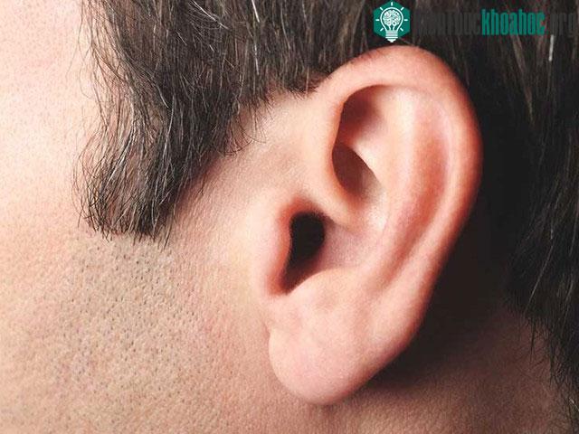 Tai bị tắc nghẽn là dấu hiệu phổ biến của cảm lạnh.