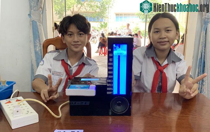 Thiên Ân và Vỹ bên Mô hình Thư viện sinh vật biển theo độ sâu mực nước.