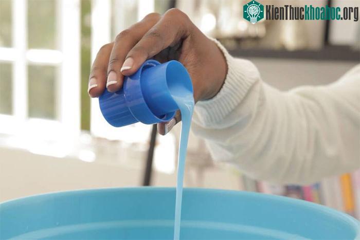 Nước giặt được đánh giá tiện lợi hơn khi phù hợp cả giặt tay và giặt máy.