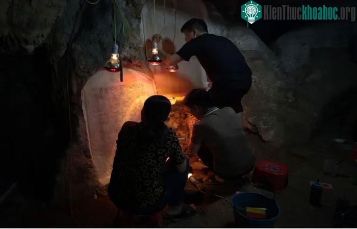 Đoàn khảo sát rập bia ma nhai trong quá trình khai quật tại chùa Vân Mộng.