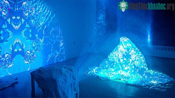 Bức xạ Cherenkov tương tự như hiện tượng bùng nổ âm thanh do chuyến bay siêu âm gây ra.