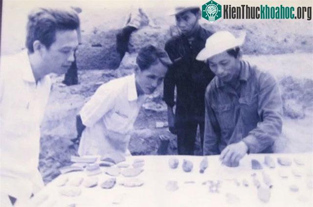 Tượng động vật Dốc Chùa thu hút các nhà khảo cổ tại hiện trường.