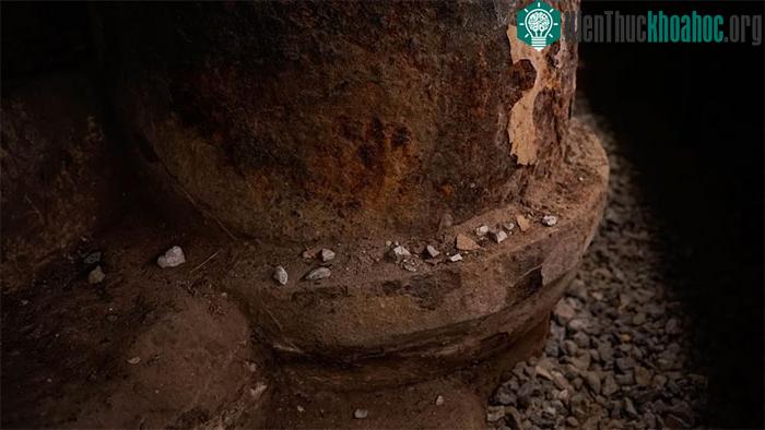 Thời gian để lại những vết hoen gỉ, bong tróc.