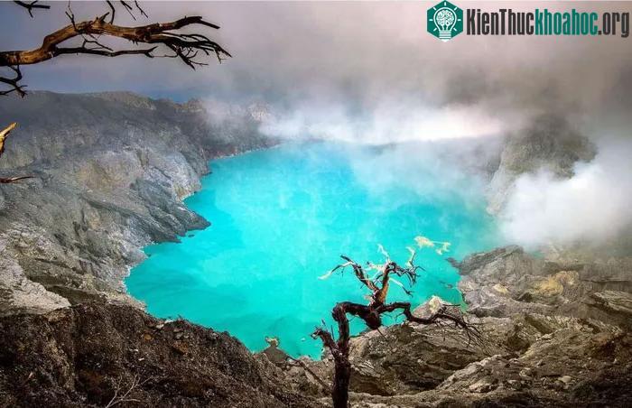 Hồ Kawah Ijen, hay là miệng núi lửa Kawah Ijen có một màu lam ngọc tuyệt đẹp