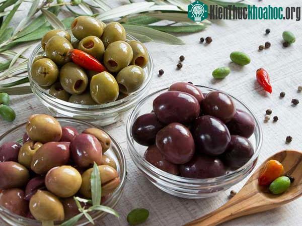 Dầu ô liu có tác dụng chống viêm, giúp giảm cholesterol...