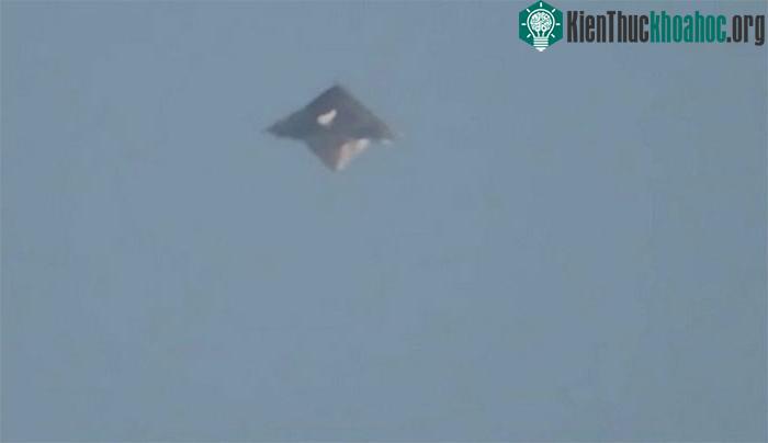 UFO hình kim tự tháp xuất hiện trên bầu trời Brazil