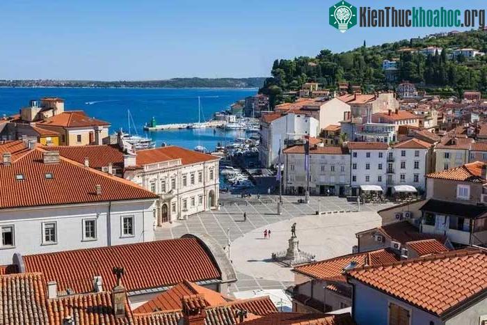 Khách du lịch đổ đến Slovenia nhiều hơn vì nơi đây có khí hậu mát mẻ.