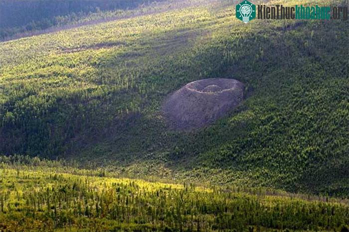 &nbsp;Miệng núi lửa Patomskiy là một trong những kỳ quan thiên nhiên hấp dẫn nhất thế giới.