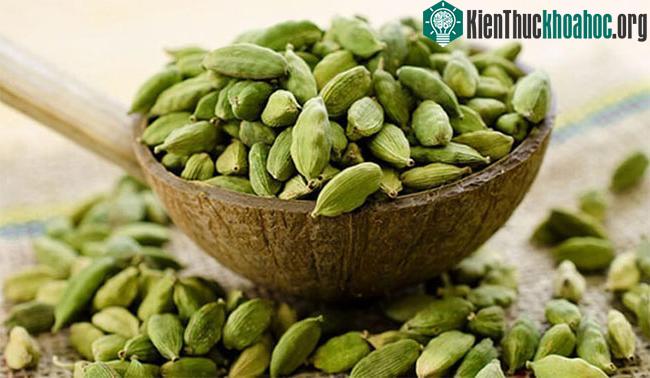 Bạch đậu khấu tạo thêm hương vị khác biệt và kỳ lạ cho cà phê.