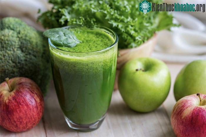 Sinh tố táo và rau xanh