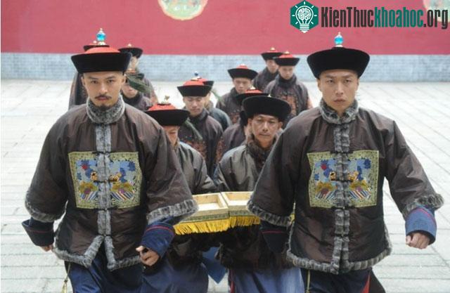 Khi liên quân 8 nước tấn công vào kinh thành, đội quân thị vệ không hề bảo vệ Tử Cấm Thành.