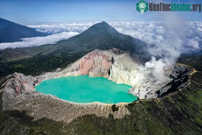 Màu xanh ngọc bích của hồ Kawah Ijen là do nồng độ cao axit và kim loại hòa tan tạo ra.