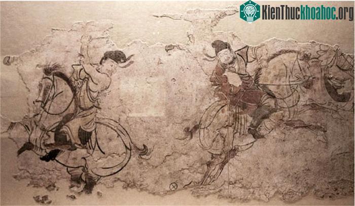 Một bức tranh tường mô tả trò chơi cưỡi ngựa đánh bóng được tìm thấy trong mộ cổ