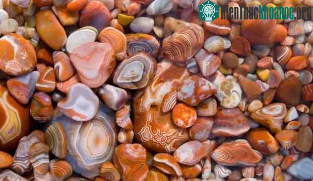 Số đá quý trong hồ Agate được định giá tới 2 tỷ USD.