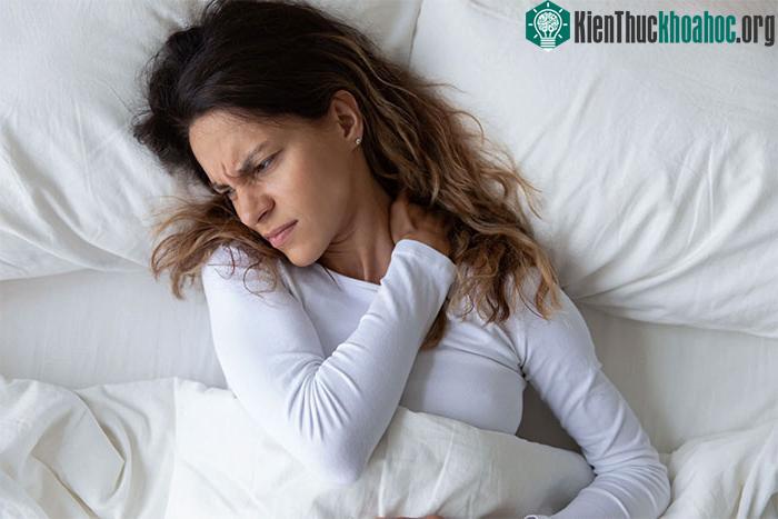 Thăm khám bác sĩ nếu cơn đau cổ không thuyên giảm sau vài ngày