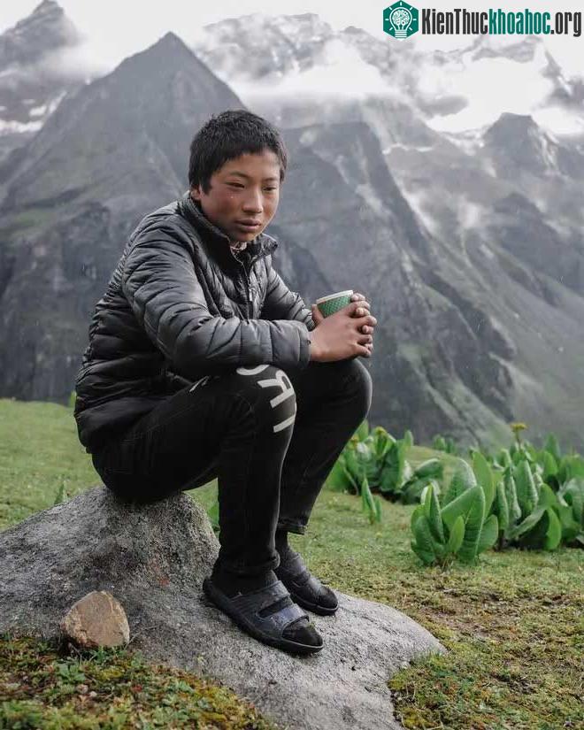 Karma Tenzin (15 tuổi) là học sinh lớp 7 ở Laya.