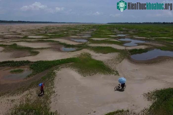 Người dân nhận thực phẩm và các thùng chứa nước uống từ hoạt động viện trợ nhân đạo