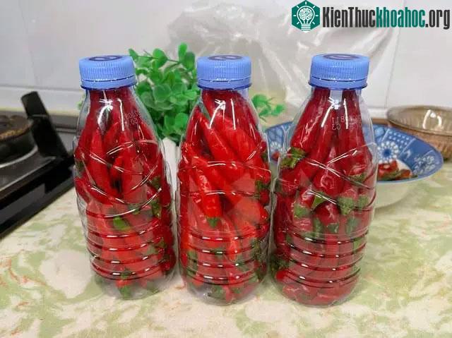 Dầu ăn sẽ giúp ớt tươi lâu.