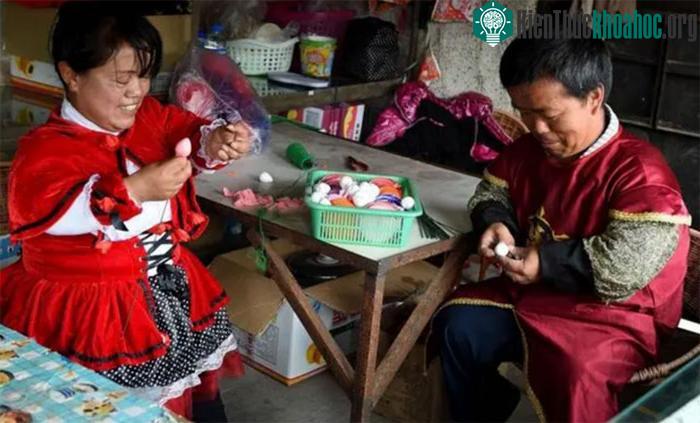Dân làng khi đó cho rằng đó là bệnh truyền nhiễm nhưng không thể tìm ra nguồn gốc
