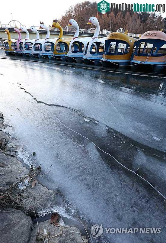 Dòng suối Gongji ở thành phố Chuncheon, phía đông bắc Seoul đóng băng hoàn toàn