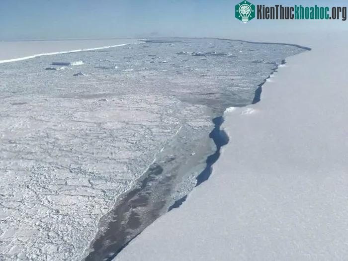 Rìa của thềm băng Larsen C, bên trái, và rìa phía Tây của tảng băng trôi A68