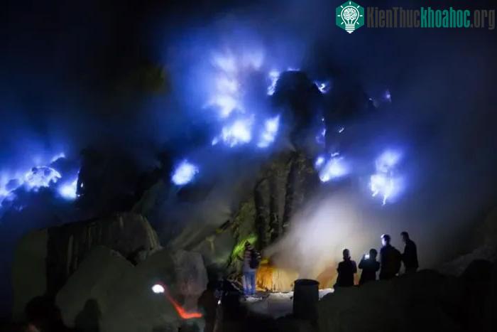 Khi đêm đến, nơi này lại thay đổi cảnh sắc hoàn toàn, mang vẻ ma mị