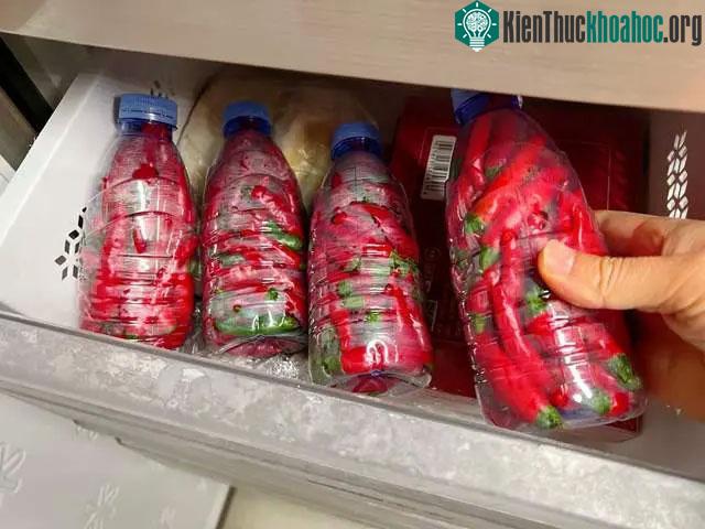 Với cách bảo quản ớt tươi như này, bạn cũng không cần mua quá nhiều.