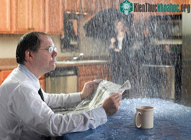 Mở ô trong nhà được coi là điểm xui.