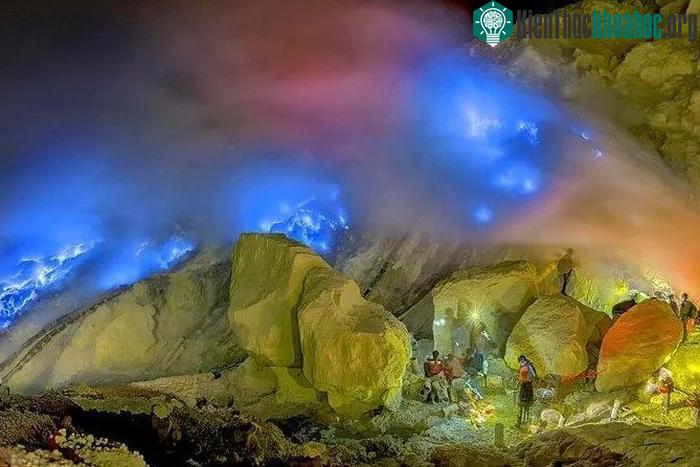 Núi lửa Kawah Ijen là hồ có tính axit cao nhất thế giới