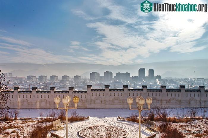 Ở Mông Cổ cũng sẽ bắt gặp hình ảnh những toà nhà chọc trời mọc lên sầm uất