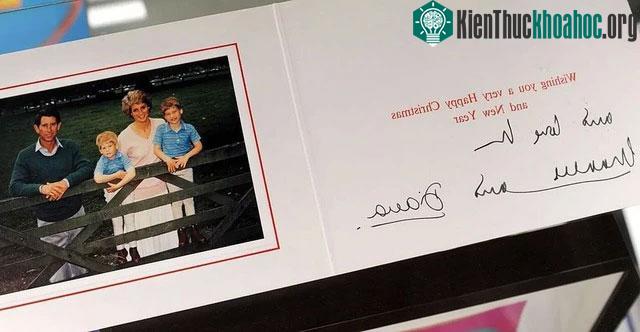 Tấm thiệp ghi lời chúc mừng Giáng sinh và năm mới từ Charles và Diana.