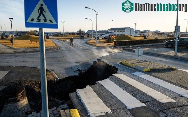 Cận cảnh vết nứt và hố sụt đã hình thành ở thị trấn Grindavík của Iceland.