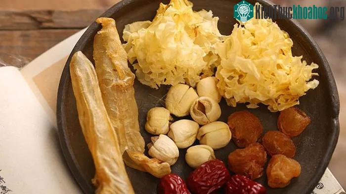Đối với phụ nữ, bóng cá là bài thuốc hữu ích trong việc làm chậm quá trình lão hóa da
