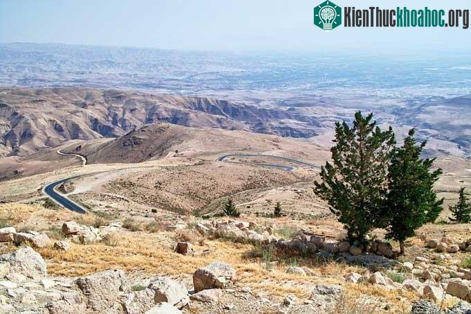 &nbsp;Núi Nebo của Jordan, cao 820m.
