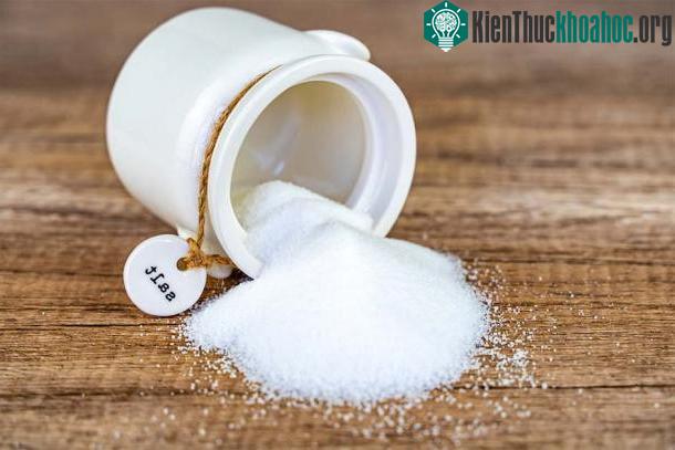 Một mê tín cổ xưa cho rằng việc đổ muối sẽ khiến các vị thần tức giận