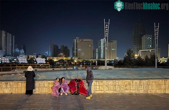 Hiện trường trận động đất khiến hơn 100 người chết tại Trung Quốc: Cứu hộ xuyên đêm tìm người bị vùi lấp ảnh 7