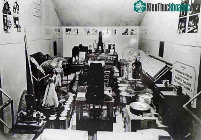 Bên trong hầm thời gian năm 1939, trước khi niêm phong.