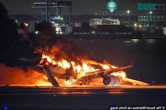 Ngọn lửa lớn bao trùm chiếc máy bay chở 379 người trên đường băng sân bay Haneda.