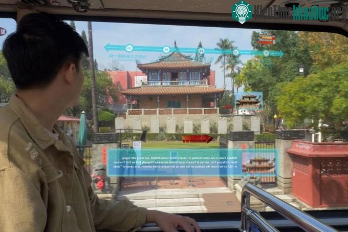 Màn hình xe tương tác AR hiển thị thông tin nhờ màn hình microLED trong suốt.