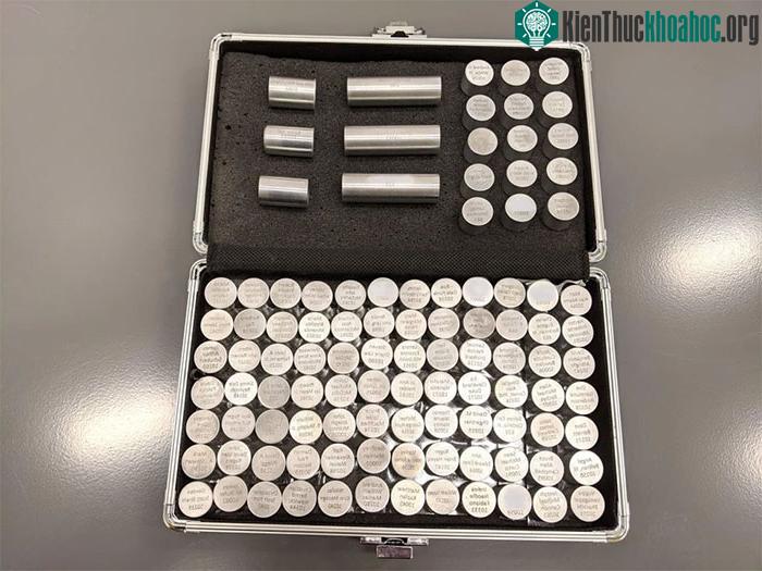 Cặp chứa viên nang với 2 kích thước 6,35mm và 12,7mm.
