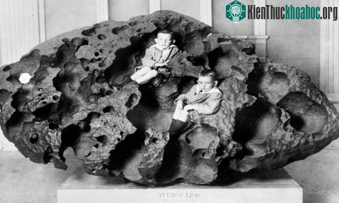Hai cậu bé ngồi bên trong lỗ rỗng của thiên thạch Willamette.