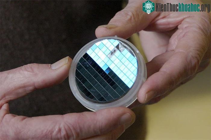 Các nhà khoa học lần đầu tiên tổng hợp thành công chất bán dẫn làm bằng graphene