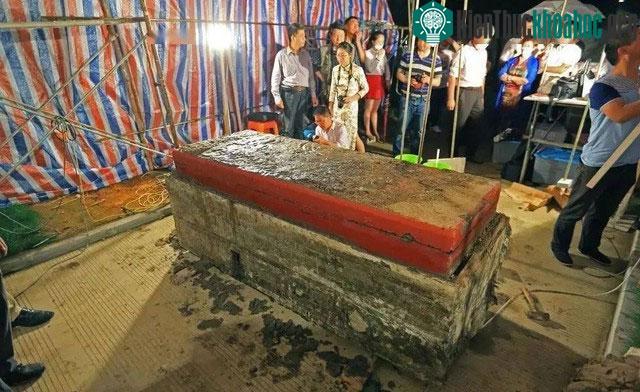 Quan tài trong ngôi mộ cổ được đem ra nghiên cứu sau khi khai quật.